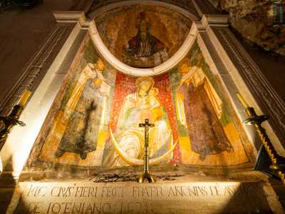 ...e ai lati sant�Alberto da Trapani e sant�Angelo di Gerusalemme. I due santi erano molto amati dalla popolazione perch� venivano invocati durante la raccolta delle olive